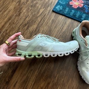 On Clouds Women’s 9